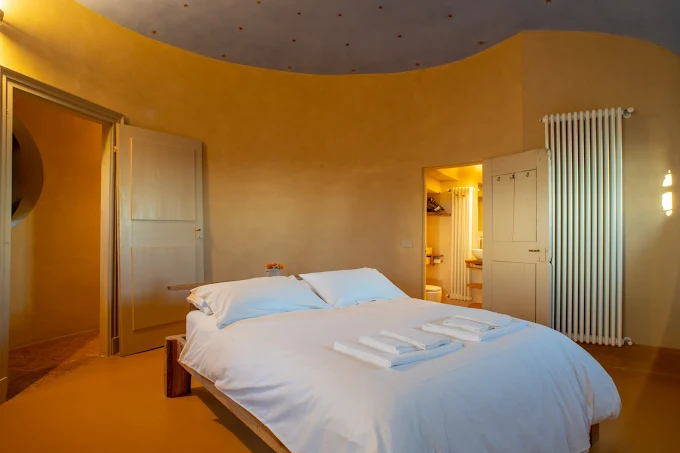 Soggiorno in torre con terrazza panoramica a Terruggia 
